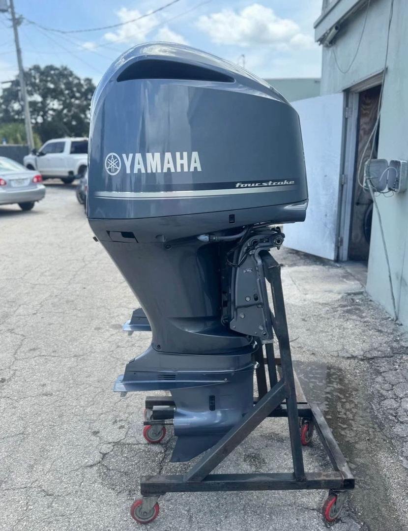 2021 PAIR 300 HP YAMAHA FOUR STROKE OUTBOARD MOTOR - Image 6