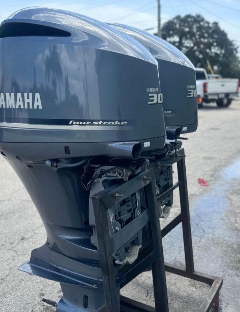 2021 PAIR 300 HP YAMAHA FOUR STROKE OUTBOARD MOTOR - Image 7