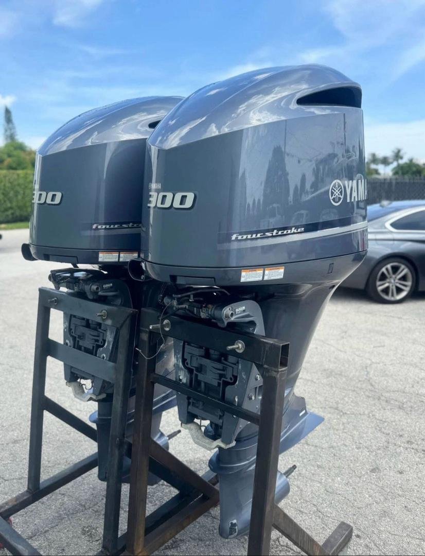 2021 PAIR 300 HP YAMAHA FOUR STROKE OUTBOARD MOTOR - Image 9